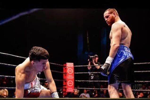 Боксер встал с нокдауна и зубодробительным нокаутом выиграл кровавый бой