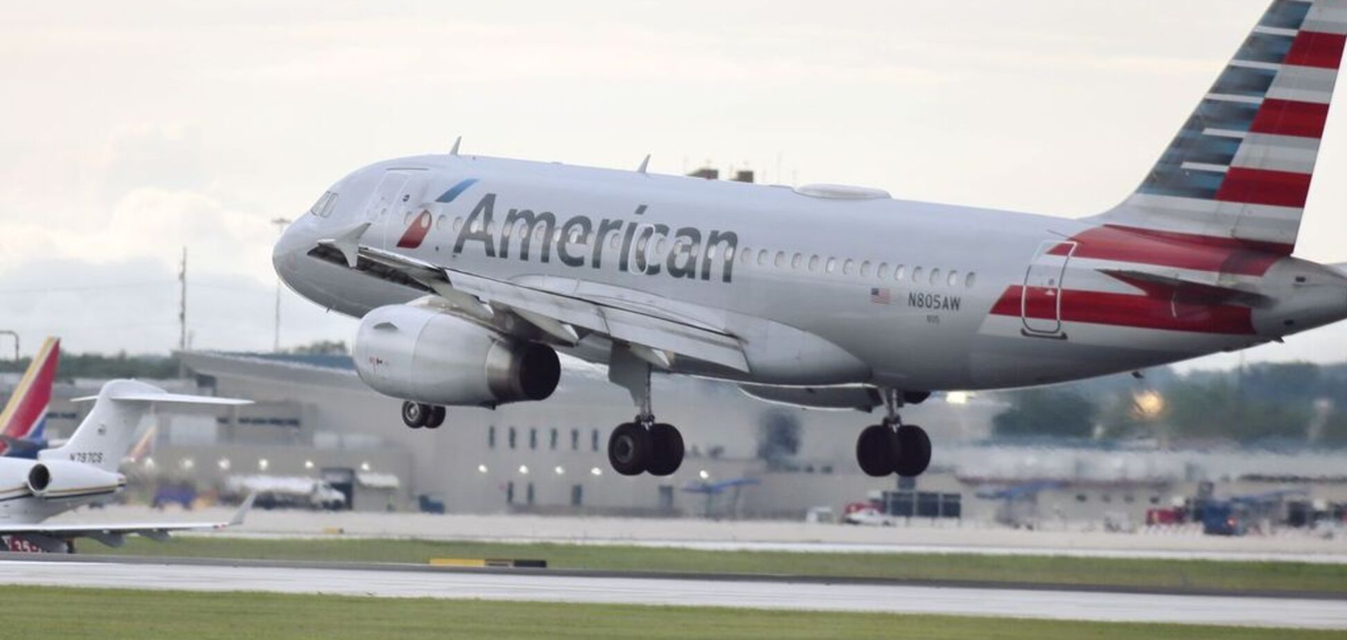 'Люди боялись': в США пассажир устроил переполох на борту самолета и поплатился