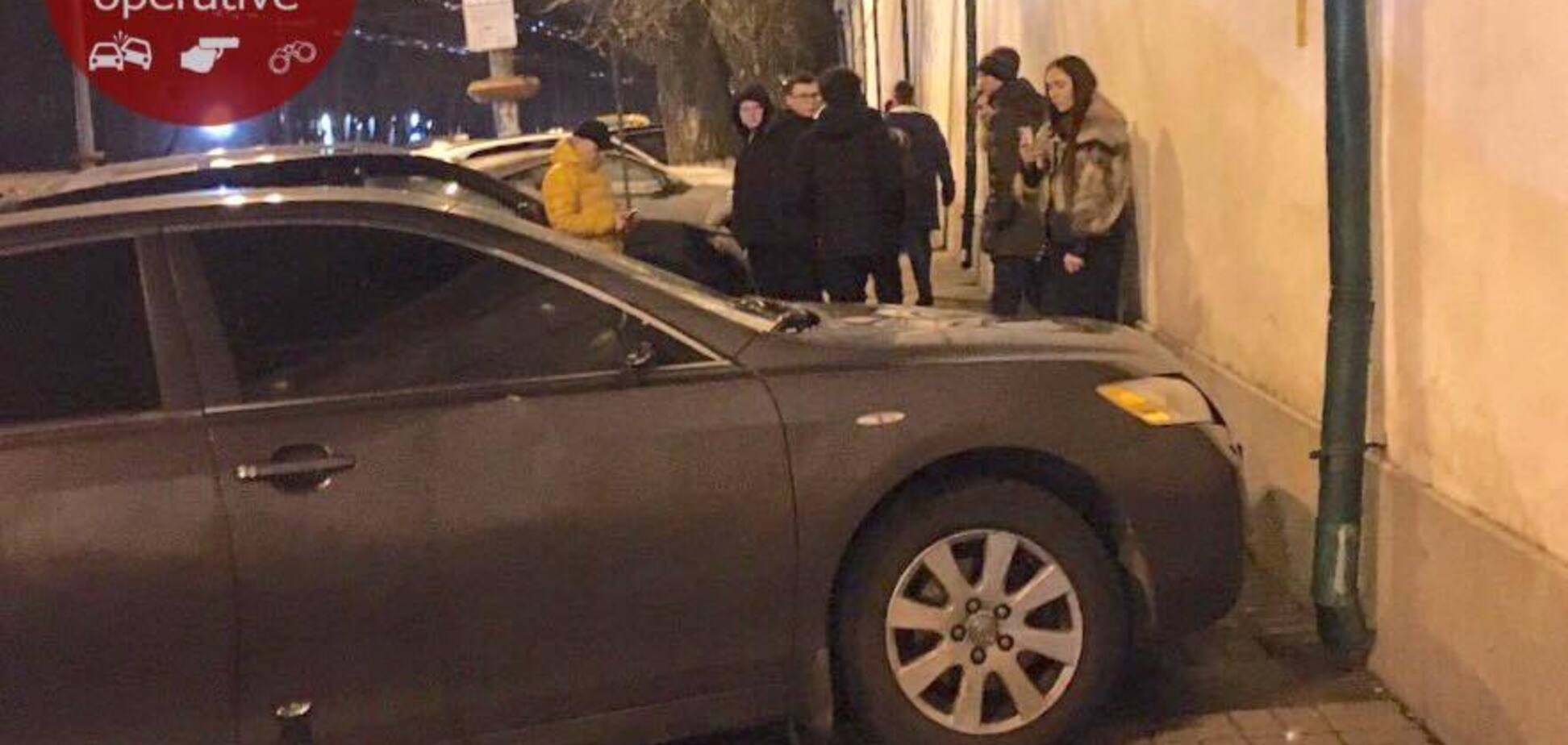 В Киеве пешеход жестко наказал горе-водителя: момент попал на видео