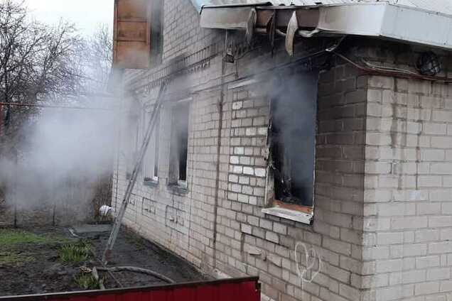 Під Дніпром десяток рятувальників гасили пожежу в приватному будинку. Фото