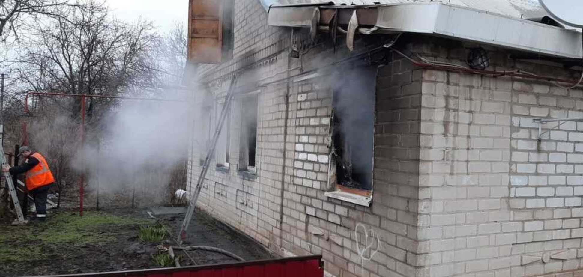 Под Днепром десяток спасателей тушили пожар в частном доме. Фото