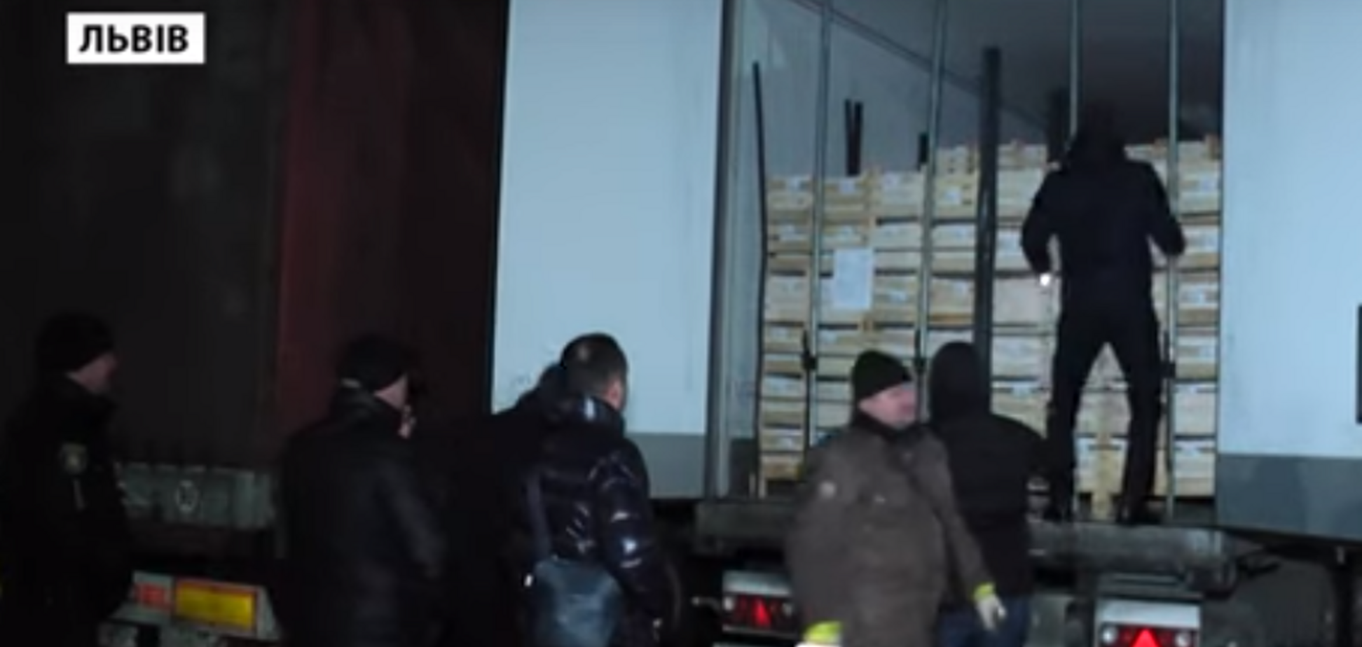 Їхали в Росію: біля Львова зловили рефрижератор з нелегалами. Відео