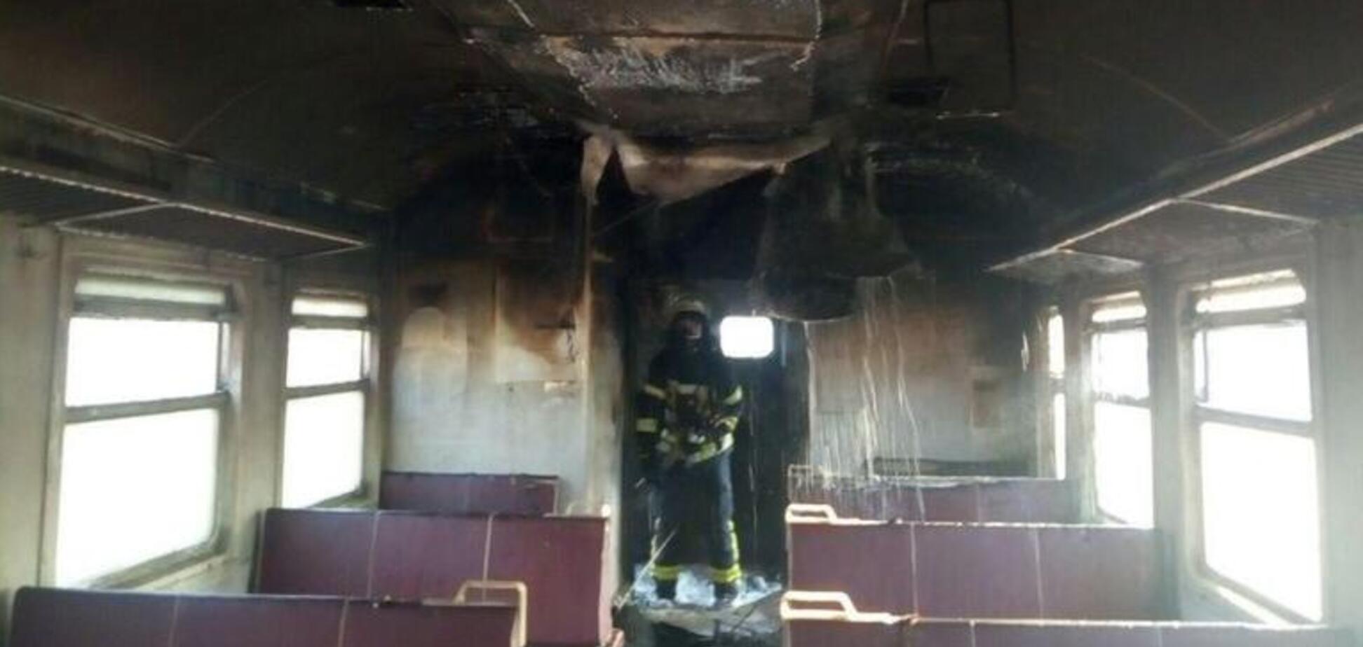 В Киеве вспыхнул масштабный пожар в электричке