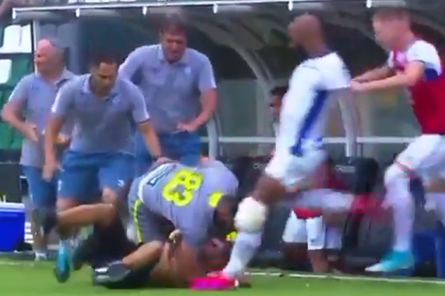 Бразильский футболист бьет фаната ногой в голову