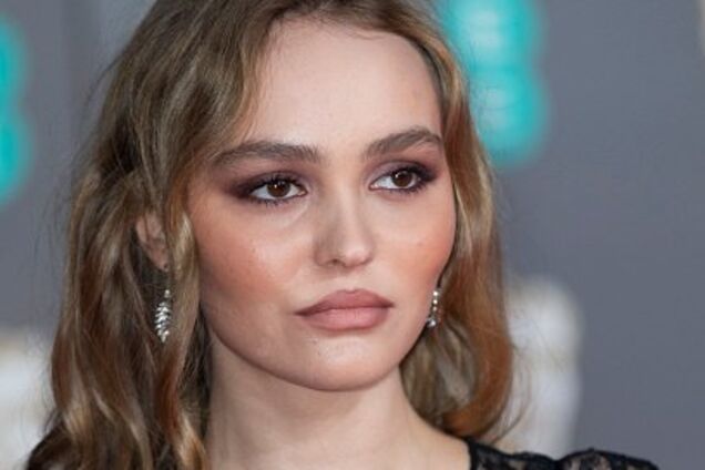 Дочь Деппа сверкнула голым телом в прозрачном платье без белья. Фото