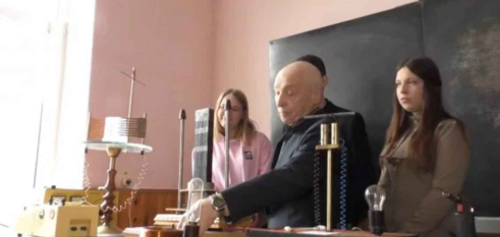 'Для студентів це фокуси': 82-річний викладач фізики з Черкас здивував експериментами