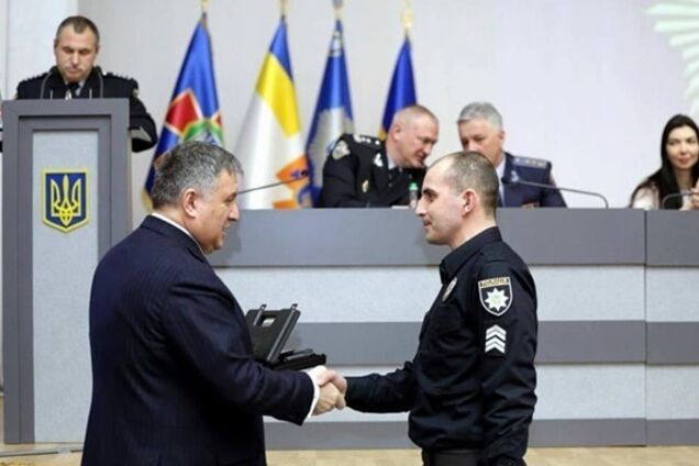 Аваков наградил оружием более 400 человек: в МВД раскрыли детали