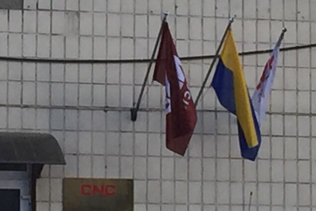 В Киеве надругались над флагом Украины: фото и детали скандала