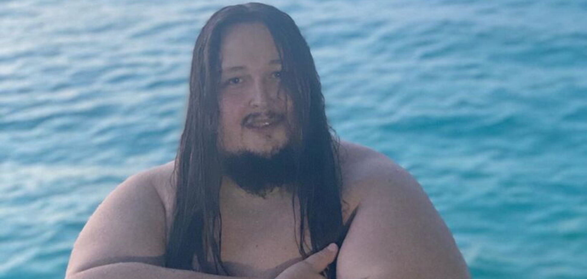Мокрый, с голым торсом: 240-килограммовый сын известного в РФ художника показал провокационные фото
