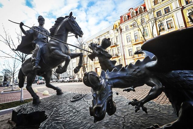 Пам'ятник козаку, що вбиває змія під будівлею СБУ
