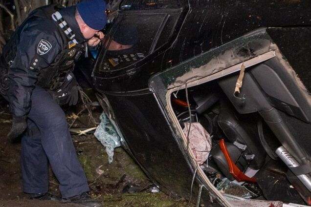 У Дніпрі трапилася серйозна ДТП з переворотом: фото і відео з місця аварії