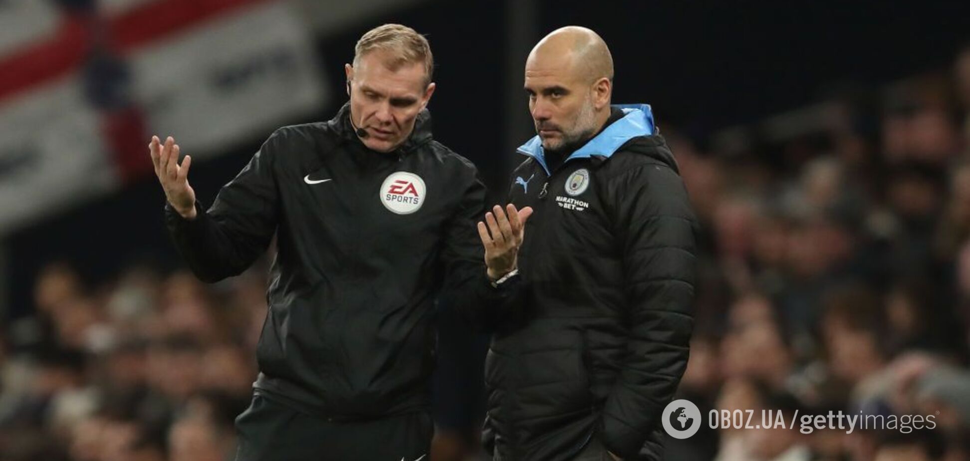 Главный тренер 'Манчестер Сити' Пеп Гвардиола общается с четвертым арбитром