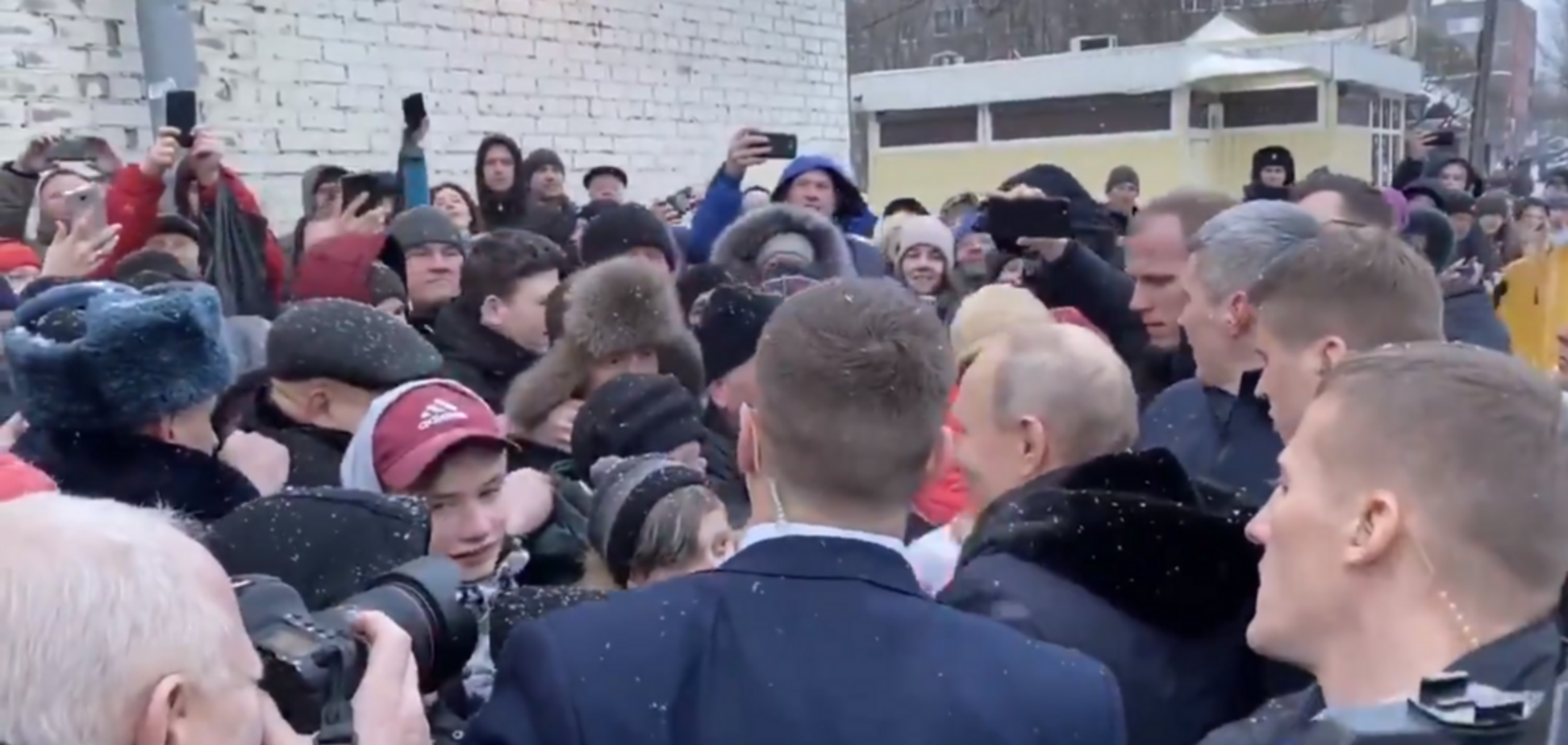 'Царь снизошел до холопов!' В сети высмеяли 'случайную' встречу Путина с народом. Видео