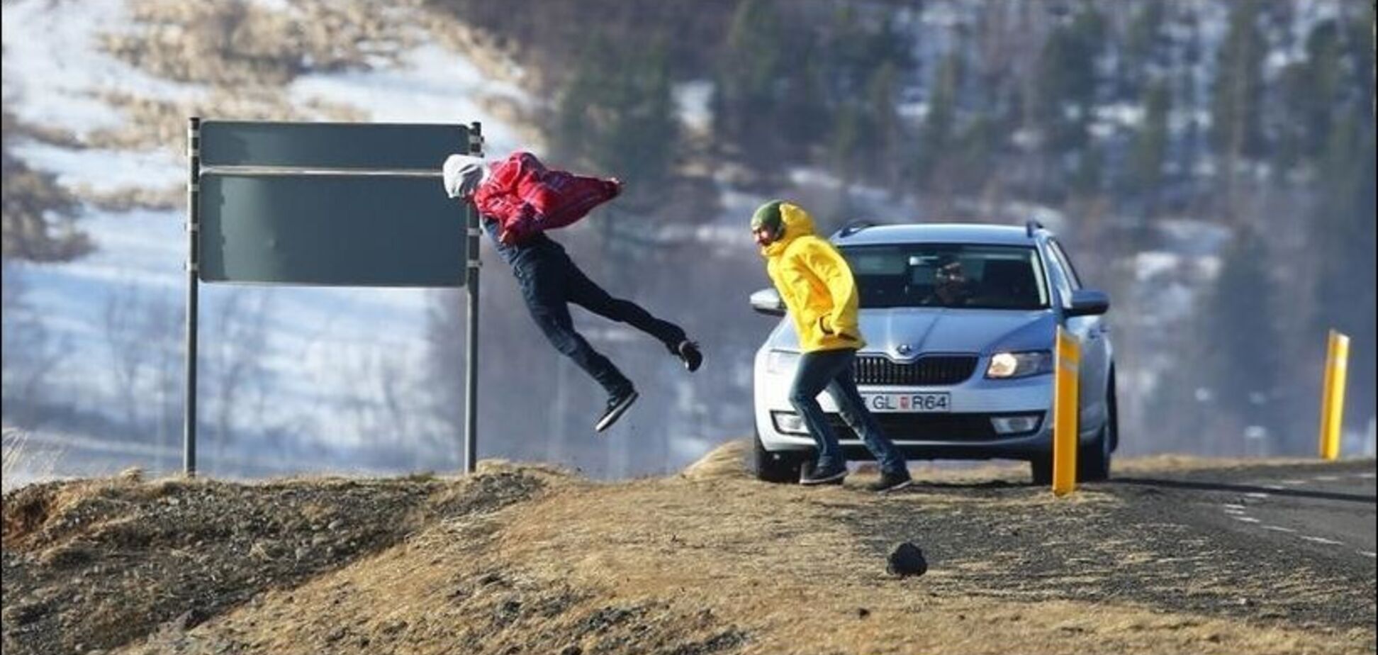 Ветер сдул гонщиков с трассы, спровоцировав массовую аварию