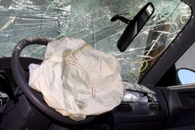 В Днепре во дворе жилого дома гранатой взорвали авто: все подробности ЧП