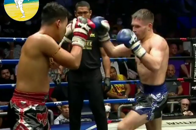 Український боксер здобув перемогу, влаштувавши суперникові 'криваву баню' - відеофакт