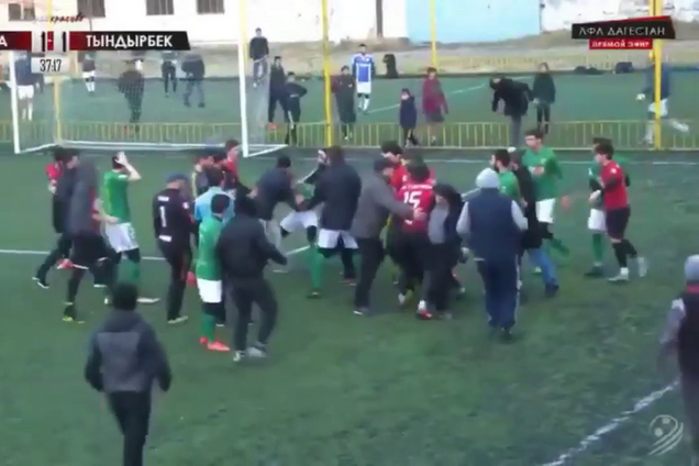 Футболисты в России устроили бешеное побоище вместо матча - видеофакт