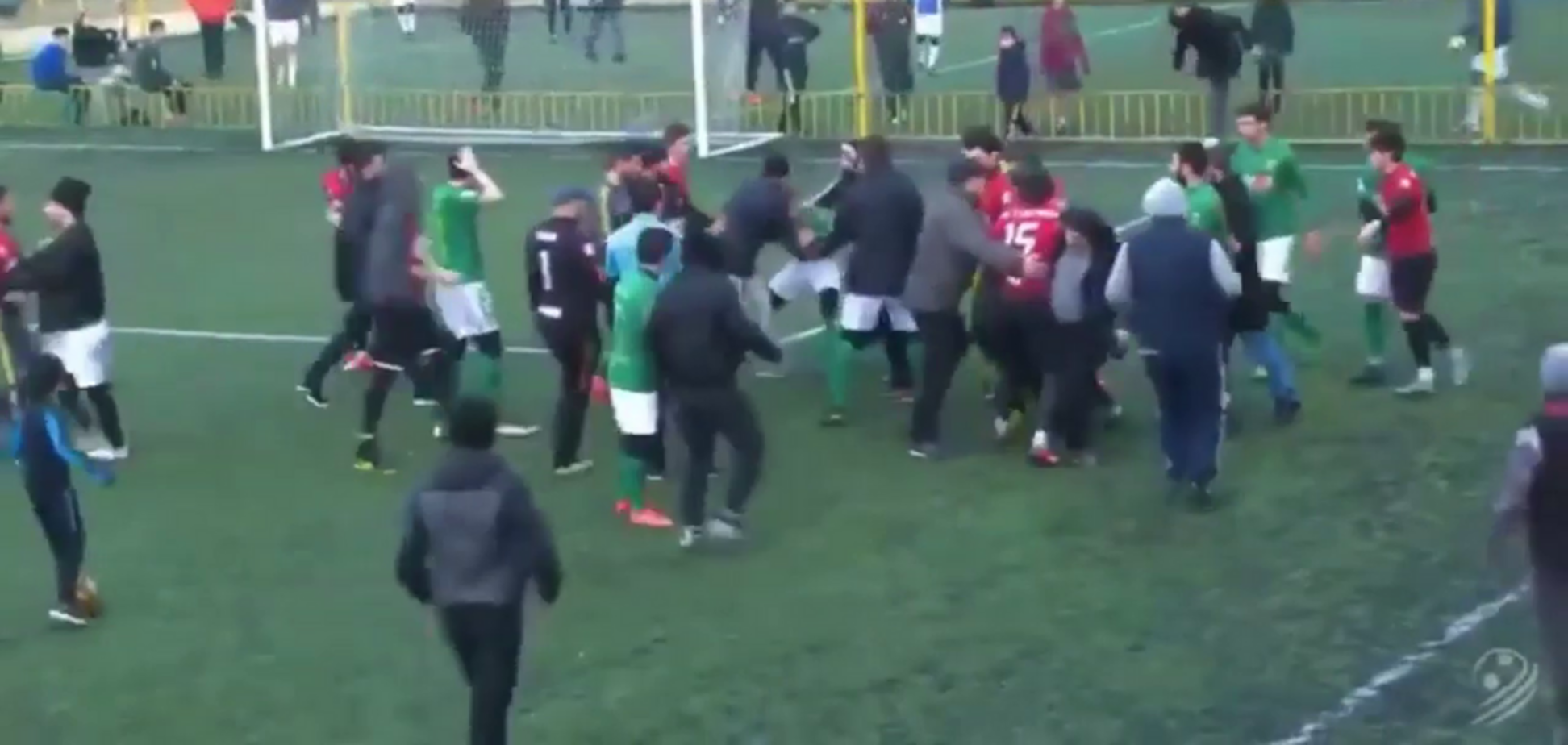 Футболісти в Росії влаштували шалену бійку замість матчу - відеофакт