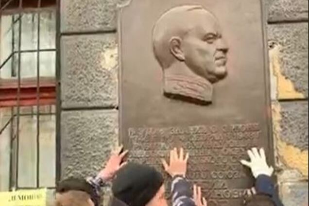 Националисты в Одессе убрали последнего Жукова