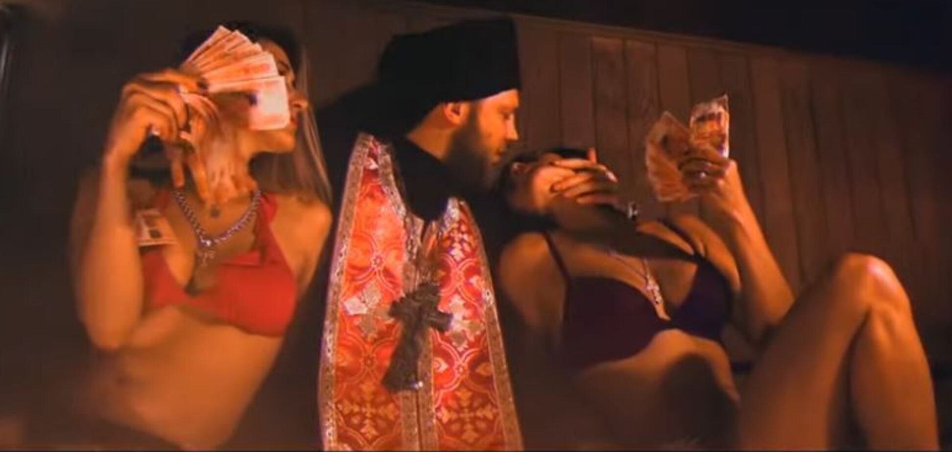 Российские рэперы влипли в громкий православный скандал