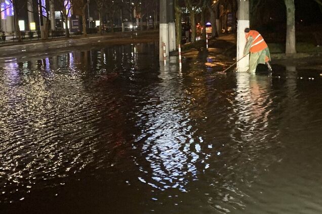 Сильна злива затопила три вулиці в Одесі