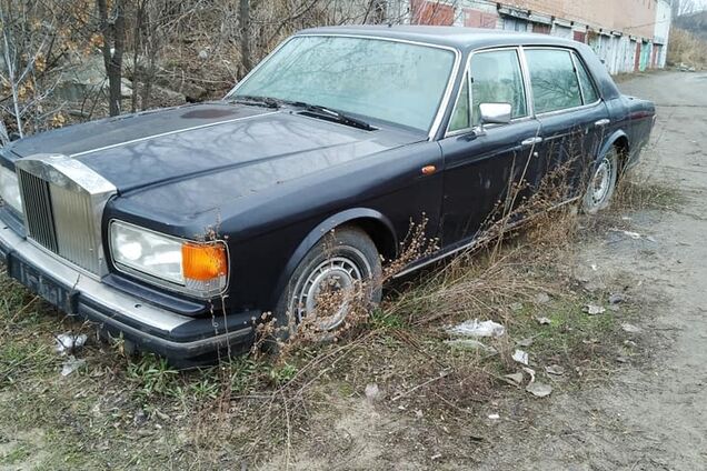 В Украине под открытым небом годами ржавеет редкий Rolls-Royce