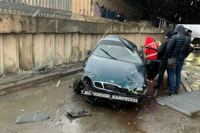 Слетел с моста: на Днепропетровщине автомобиль угодил в серьезное ДТП. Видео