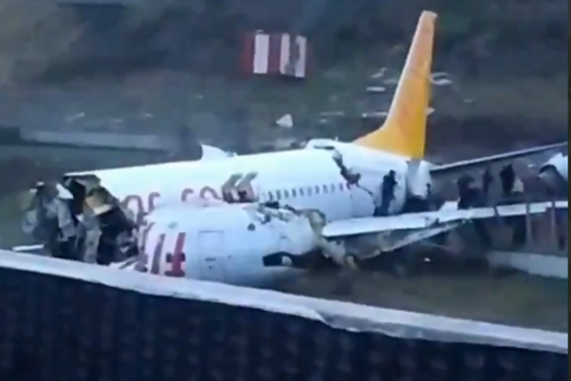 В турецком аэропорту самолет с пассажирами рухнул в овраг и развалился