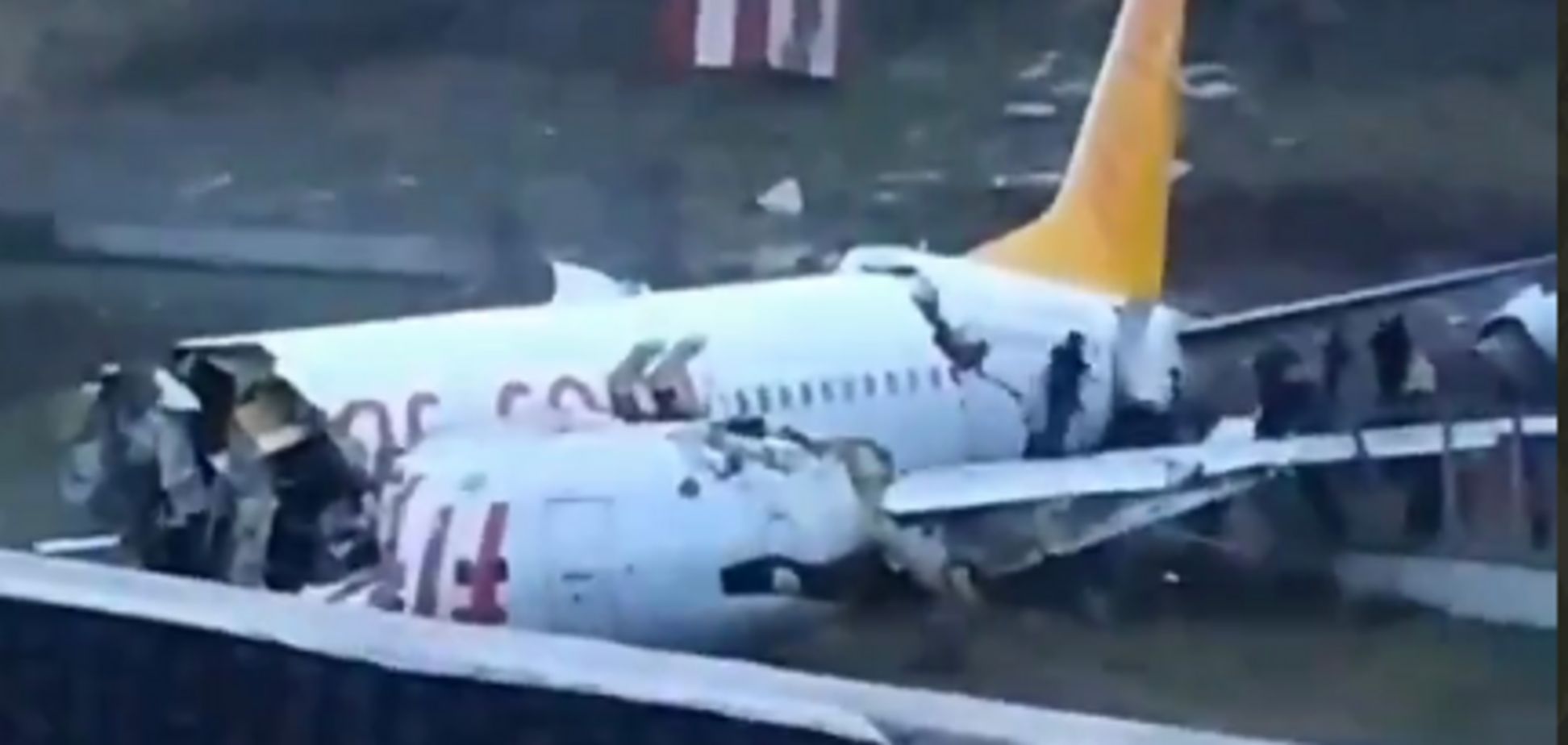 В Турции самолет рухнул в овраг и развалился: ранены 179 пассажиров, 3 жертвы