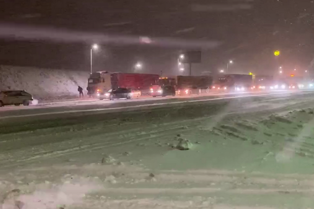 На Днепропетровщине в пробках застряли тысячи авто: фото и видео снежного коллапса