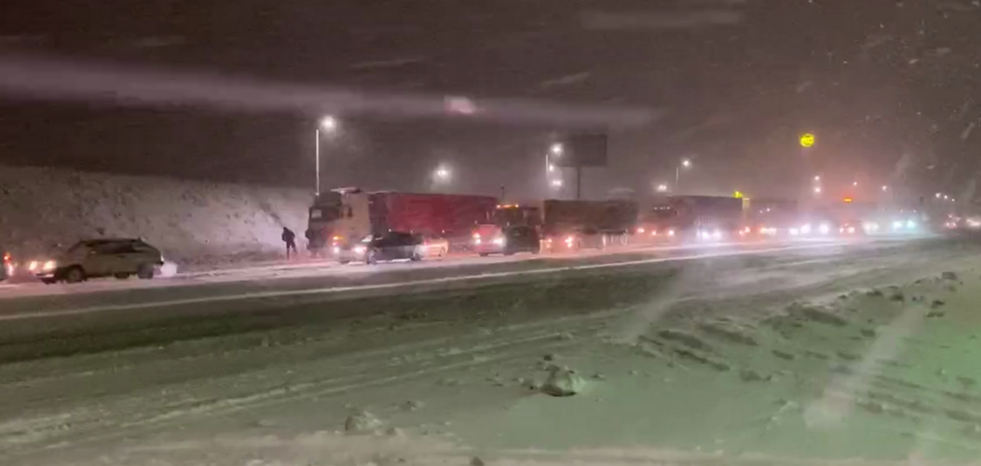 На Днепропетровщине в пробках застряли тысячи авто: фото и видео снежного коллапса
