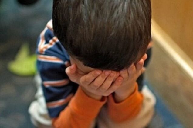 Стояв босий і плакав: у Полтаві вихователька зачинила в туалеті трирічного хлопчика