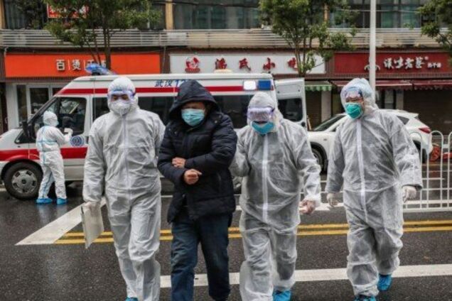 У Китаї лікар 10 днів боровся з коронавірусом і помер від перевтоми