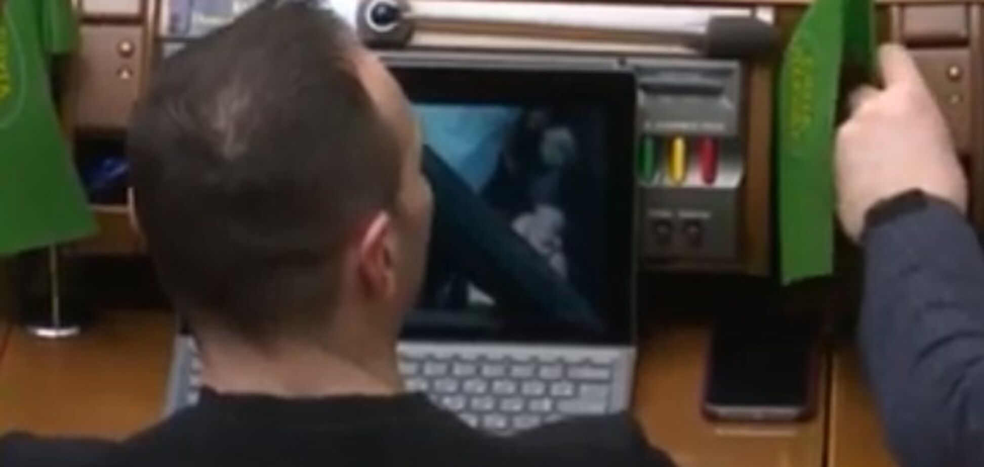 'Слуга народу' під час роботи Ради ввімкнув собі кіно. Відео