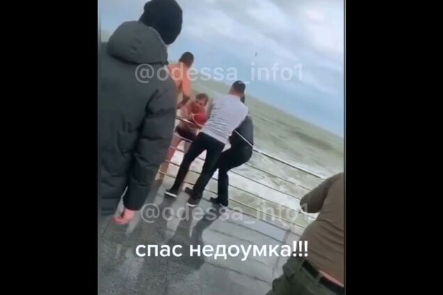 В Одессе из штормового моря спасли экстремала-любителя