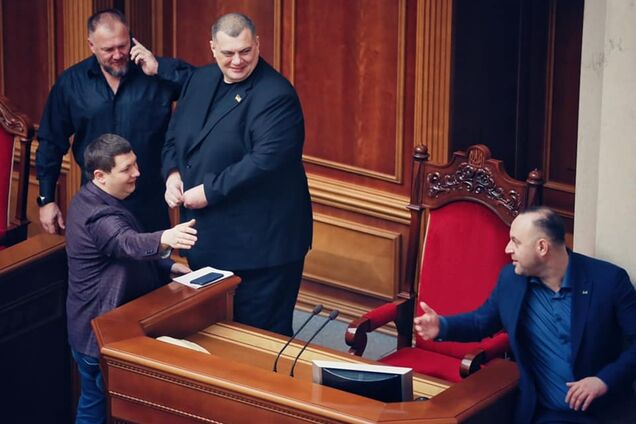 Юзік охороняє крісло Зеленського: опубліковано курйозне фото з Ради