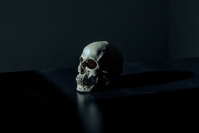 У Харкові біля зупинки знайшли людський скелет. Фото 18+