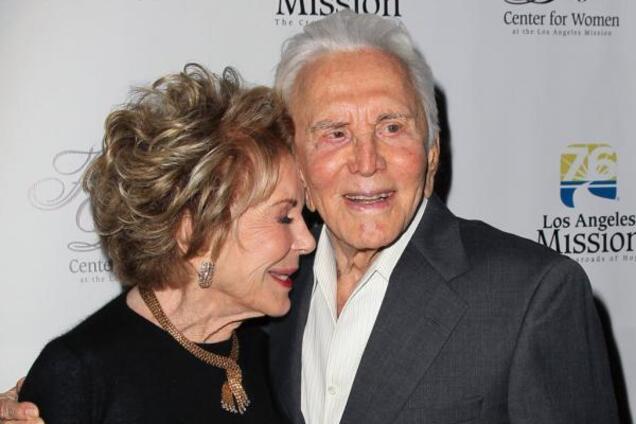 103-летний Кирк Дуглас умер: как выглядит его 100-летняя жена и в чем секрет долголетия