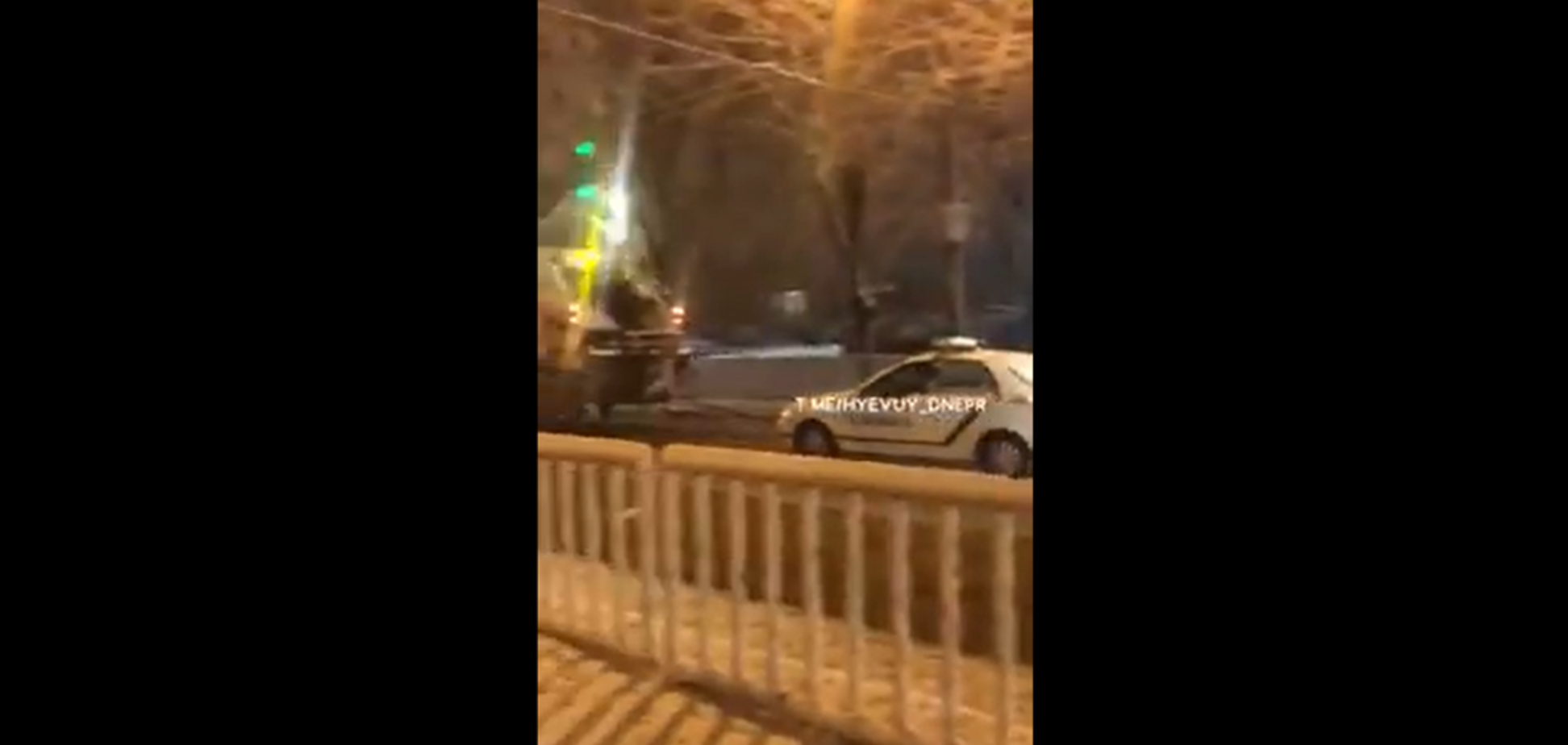 Мусоровоз спас автомобиль полиции Днепра: опубликовано забавное видео