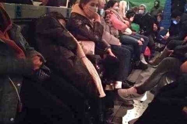 'Собачий холод без еды и туалета!' Россияне пожаловались на адские условия в самолете из Китая