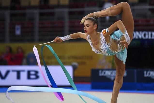 Российская чемпионка мира по гимнастике вонзила в себя нож