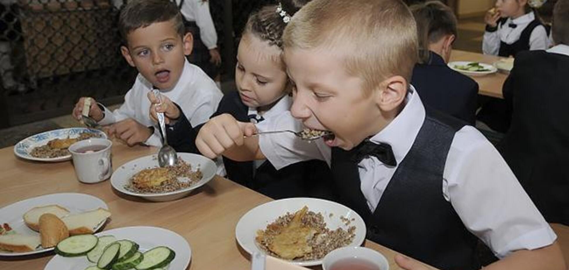 Каждая четвертая школа в Украине кормит детей вредной едой: появилась шокирующая статистика