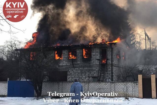 У Києві спалахнула масштабна пожежа: відео та фото з місця НП