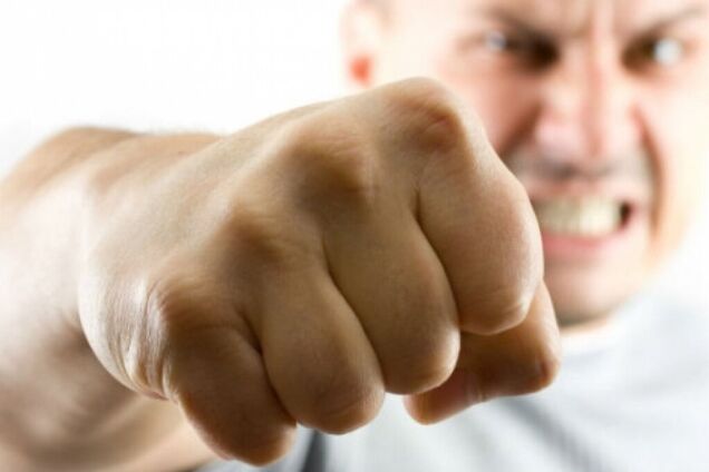 Под Киевом вооруженный советник городского головы устроил драку. Иллюстрация