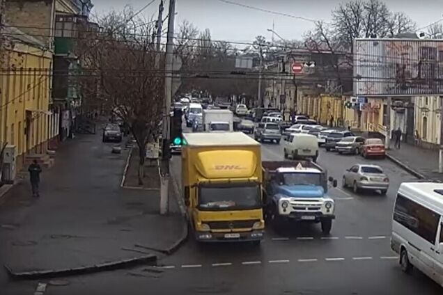 Вантажівка знесла світлофор в Одесі