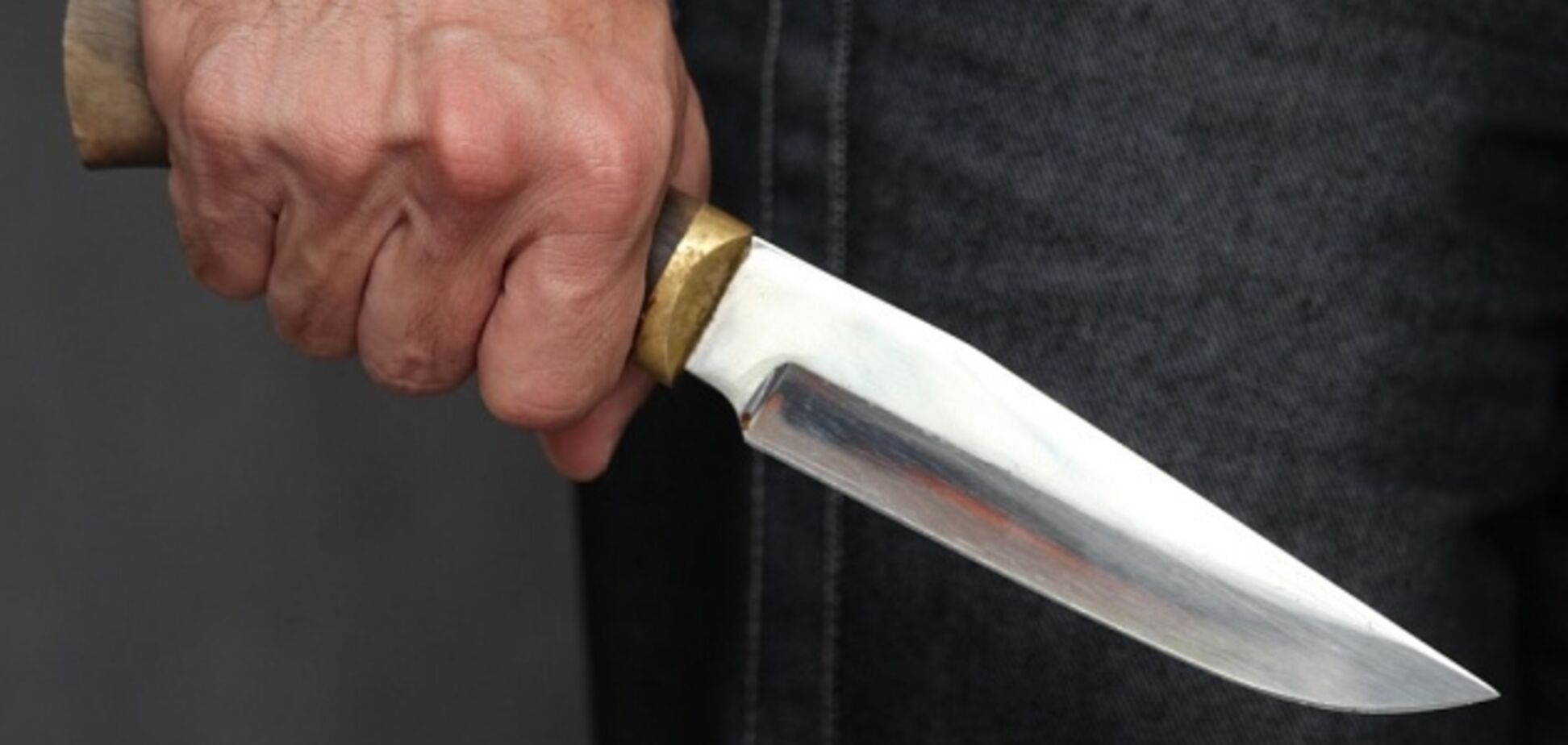 В Днепре агрессивный мужчина напал с ножом на шумных соседей