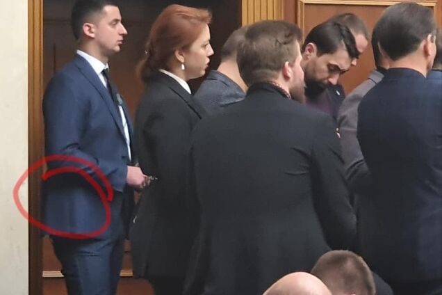 Скандал із пістолетом у Раді: стало відомо, що було під піджаком охоронця