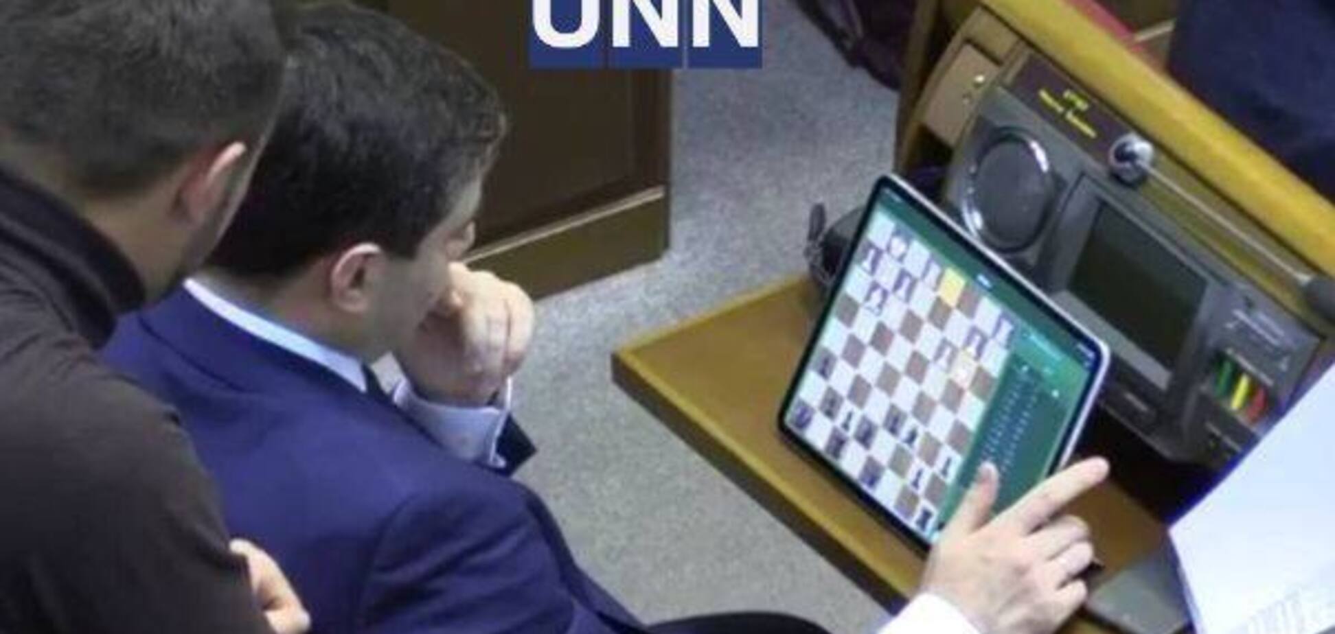 Нардепа спіймали у Раді за грою на планшеті