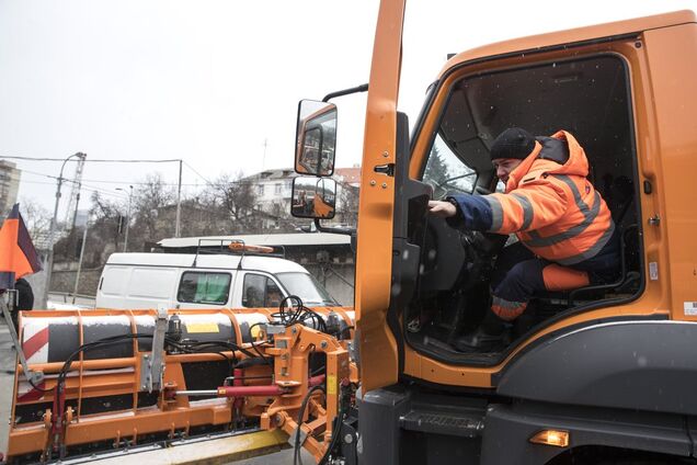 Киев получил новую спецтехнику для обработки дорог: Кличко раскрыл подробности