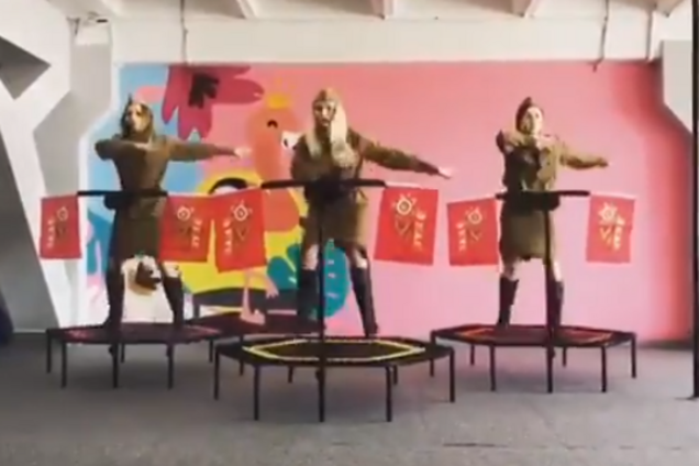 Сеть взорвал российский 'шедевр на батутах' ко дню Победы